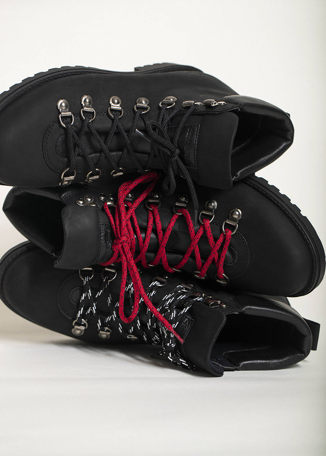 Dangerous Minds 822 black mountain boots